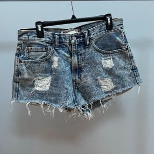 LEVI’S CUTOFFS / SHORTS - Size W33